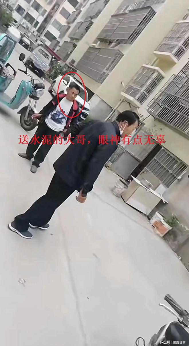 男子送装修材料门打不开直接撬锁结局真是卧龙凤雏(图3)